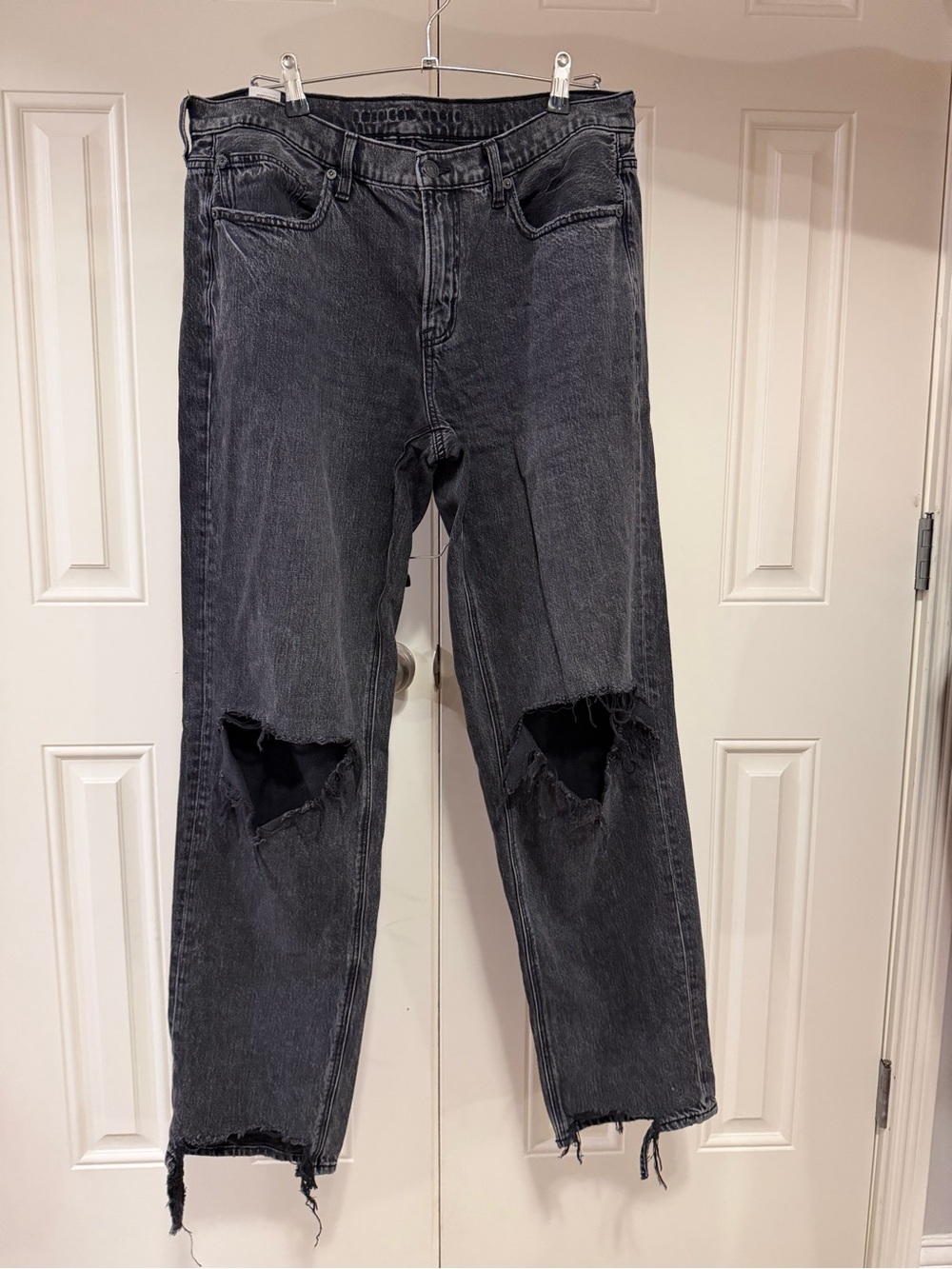 American Eagle Outfitters 90s Low Rise Straight Leg Extra Long Distressed Jeans